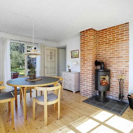 Semesterbostad Charming House Near The