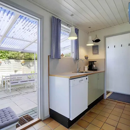 Semesterbostad Charming House Near The