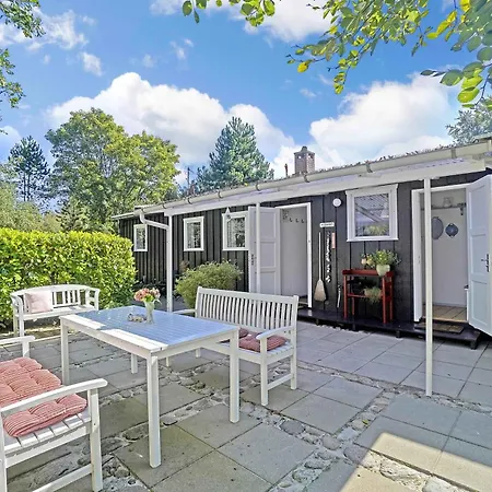 Semesterbostad Charming House Near The